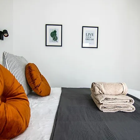 Phaedrus Living: Seaside Luxury Flat Lighthouse 62 شقة